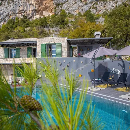 2m * Makarska