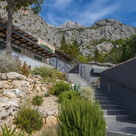 2m * Makarska